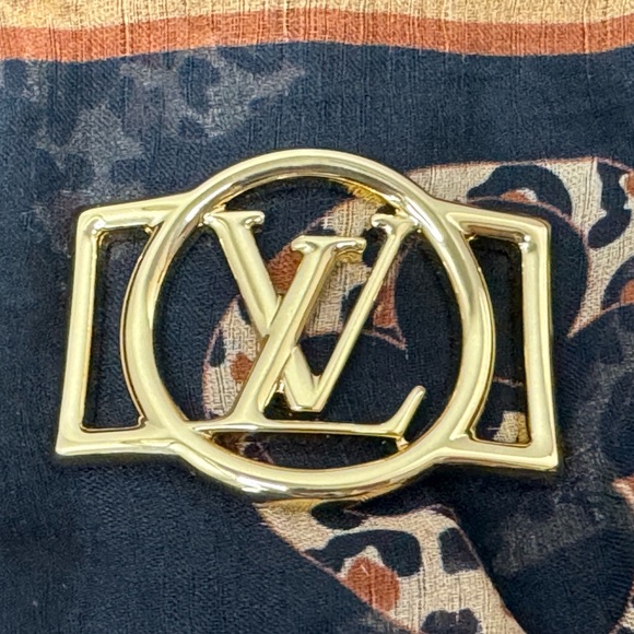 Louis Vuitton Wild At Heart Scarf with Gold LV Scarf Loop Animal Print - Picture 3 of 5